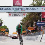 Giro d’Italia, tappa 10: Filippo Ganna vince la cronometro Viareggio-Massa