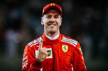 Vettel sorride in tuta rossa