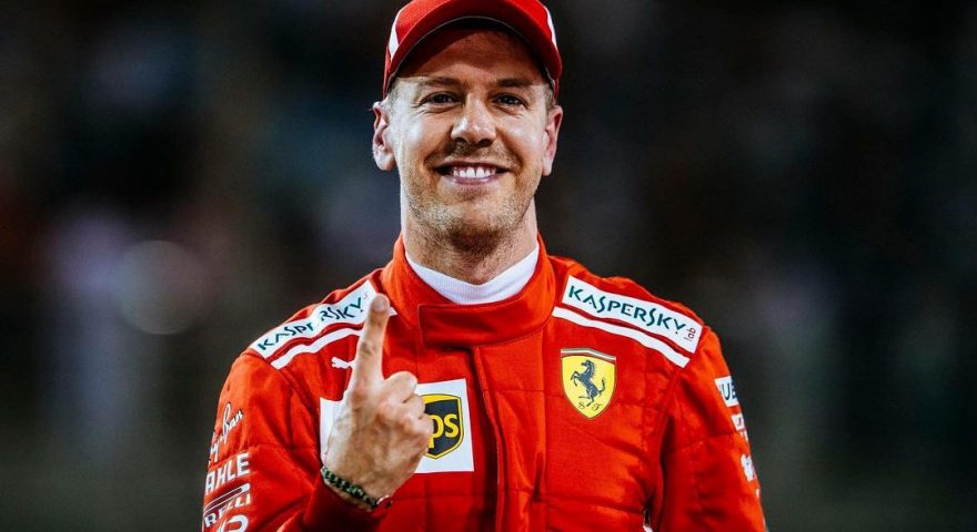 Vettel sorride in tuta rossa