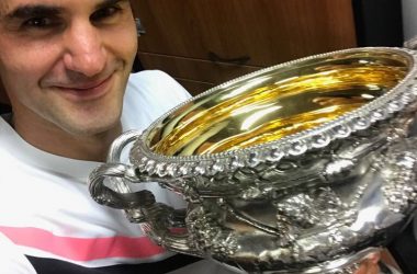 Federer con il trofeo