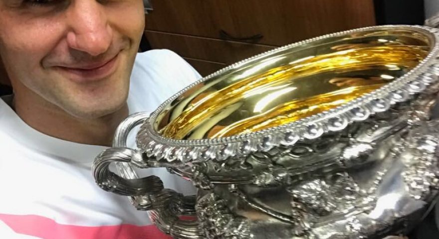 Federer con il trofeo
