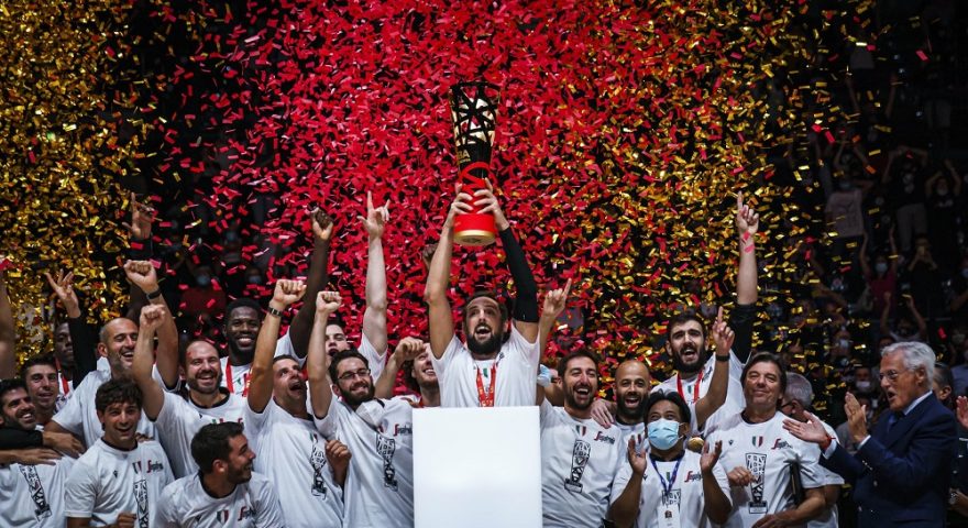Basket: la Virtus Bologna alza la Supercoppa nella finale contro l'Olimpia Milano