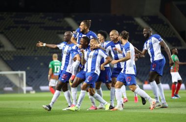 Esultano i calciatori del Porto dopo il goal