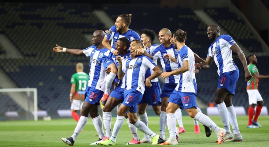 Esultano i calciatori del Porto dopo il goal