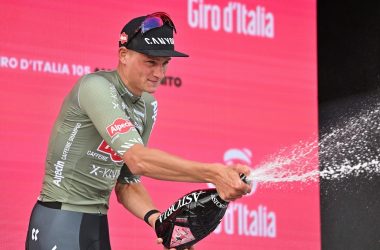 van der poel vince la prima tappa del giro d'italia di ciclismo
