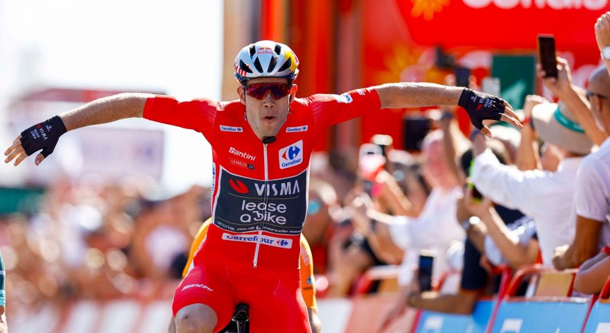 van aert vince la terza tappa della vuelta a espana di ciclismo