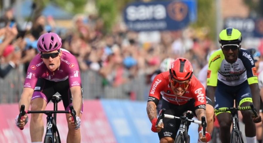 Giro d'Italia, sesta tappa, vince Demare