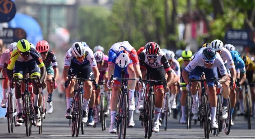 Giro d'Italia: a Messina vince Demare