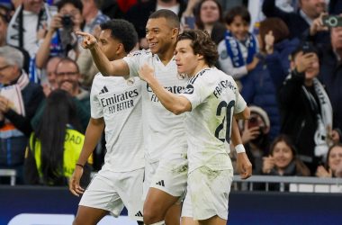 MADRID, 01/12/2024.- El delantero francés del Real Madrid Kylian Mbappé (c) celebra tras marcar el segundo gol de su equipo en el partido de LaLiga entre el Real Madrid y el Getafe, este domingo en el estadio Santiago Bernabéu. EFE/Ballesteros