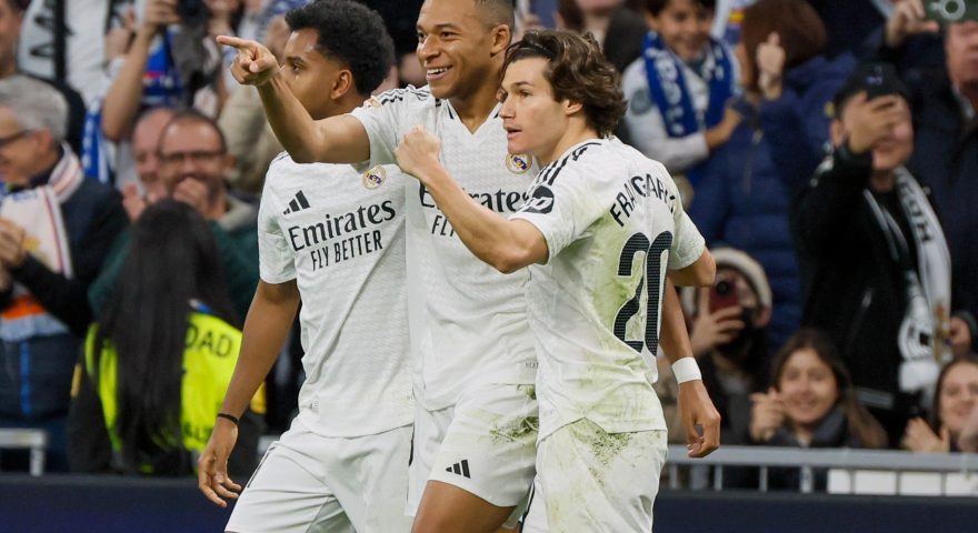 MADRID, 01/12/2024.- El delantero francés del Real Madrid Kylian Mbappé (c) celebra tras marcar el segundo gol de su equipo en el partido de LaLiga entre el Real Madrid y el Getafe, este domingo en el estadio Santiago Bernabéu. EFE/Ballesteros