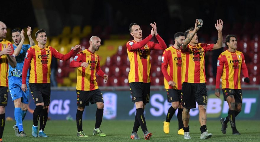 BENEVENTO, ITALY - JANUARY 19: Benevento Calcio players thank their supporters after the Serie B match between Benevento Calcio and Pisa at Stadio Ciro Vigorito on January 19, 2020 in Benevento, Italy. (Photo by Francesco Pecoraro/Getty Images)